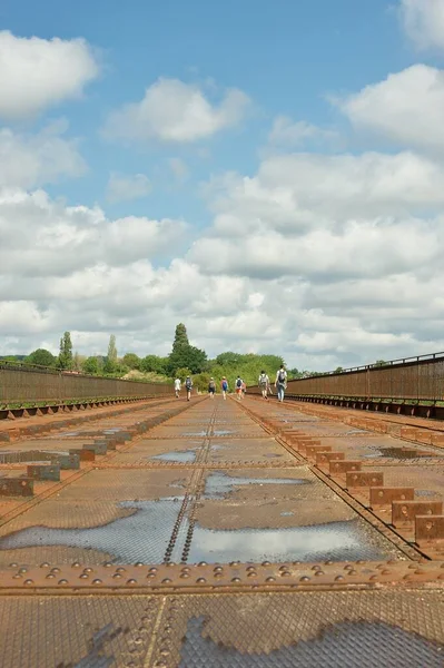 Persone sul vecchio ponte ferroviario 2 — Foto Stock