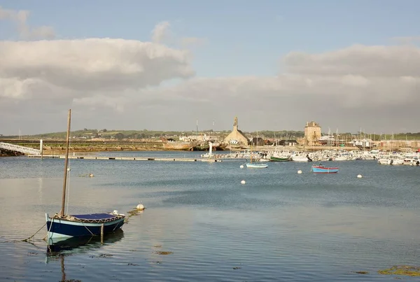 Mavi botlu Camaret Limanı