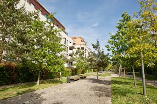 Callejón en un barrio residencial — Foto de Stock