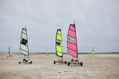 Mont Saint Michele sahilinde bir grup kum yatı.