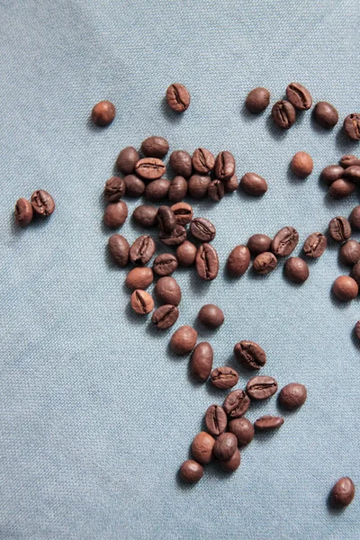 Świeże Palone Ziarna Kawy Kolorowym Tle — Zdjęcie stockowe