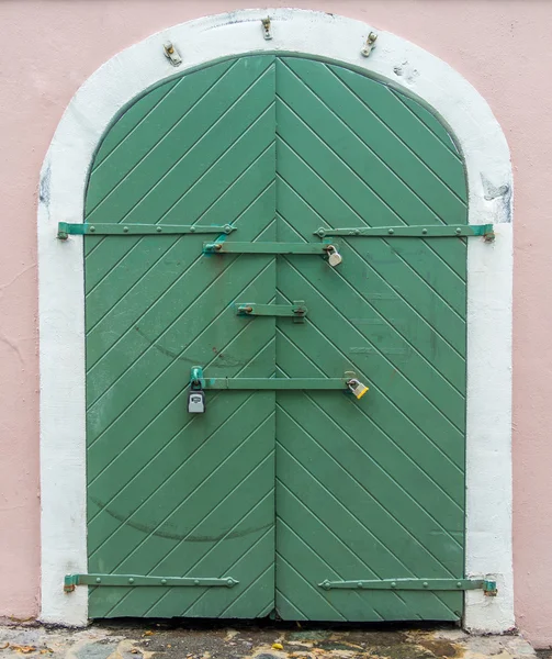 Oude gesloten poort — Stockfoto