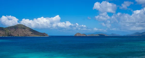 Aguas tranquilas de la bahía tropical — Foto de Stock