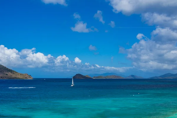 Aguas tranquilas de la bahía tropical — Foto de Stock