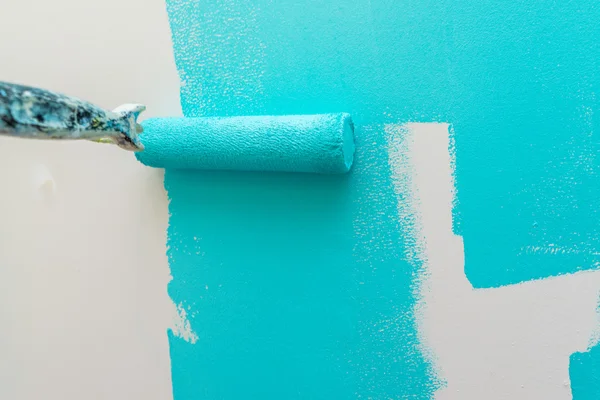Rouleau de peinture, peinture bleue — Photo