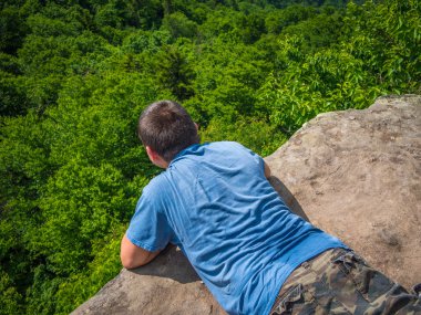 Uçurum arayan kişi
