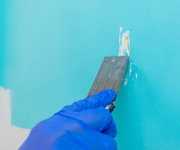 Remove paint from the wall — Stock Photo, Image
