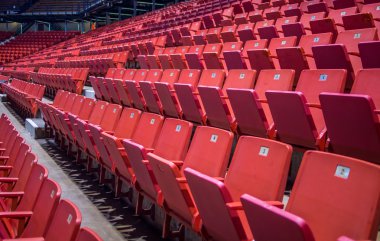 Lake Placid Olimpiyat Stadyumu'nda boş sandalyeler 