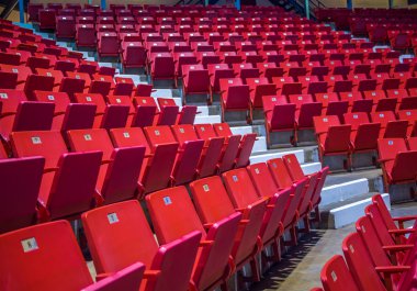 Lake Placid Olimpiyat Stadyumu'nda boş sandalyeler 
