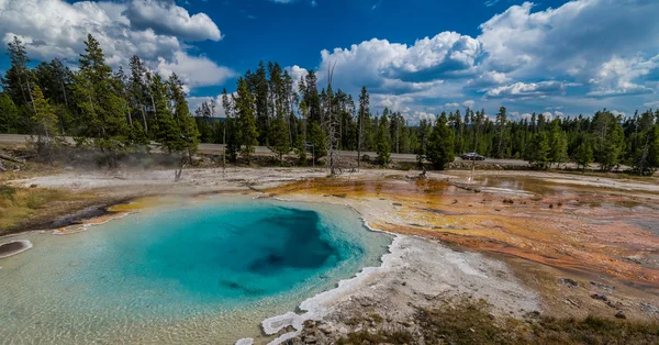 Piscina azul en el Parque Nacional Yellowstone — Foto de Stock
