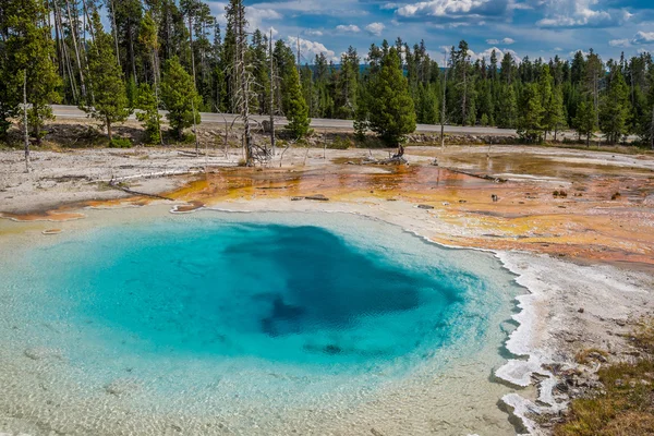 Piscina azul en el Parque Nacional Yellowstone — Foto de Stock