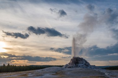 Beyaz kubbe Şofben - Simgesel Yapı Yellowstone Milli Parkı