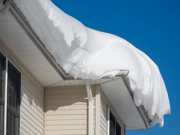 Schneeverwehungen auf Dach — Stockfoto