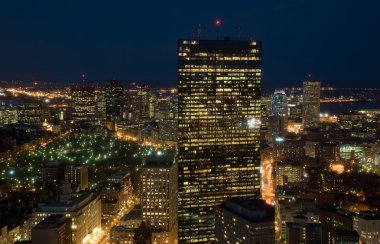 Akşam uçuş büyük şehir üzerinde