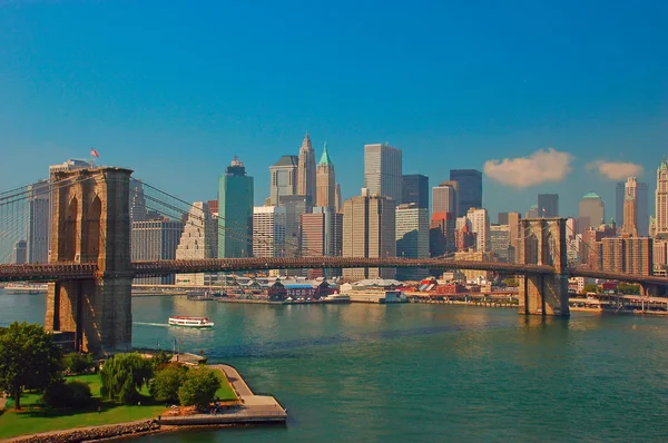 Brooklyn Bridge och Downtown Manhattan på bakgrund — Stockfoto