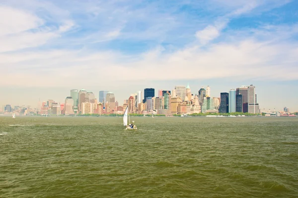 Sail yacht i förgrunden av Manhattan — Stockfoto