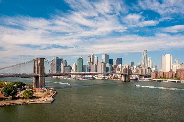 Brooklyn Bridge y el centro de Manhattan — Foto de Stock
