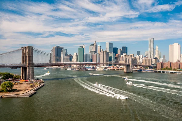 Brooklyn Bridge och centrala Manhattan — Stockfoto