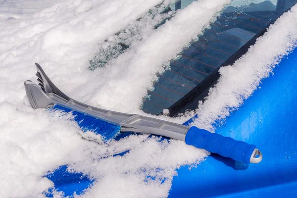 Видалення снігу з кузова автомобіля — стокове фото