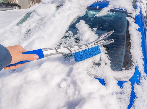 車のボディから除雪 — ストック写真