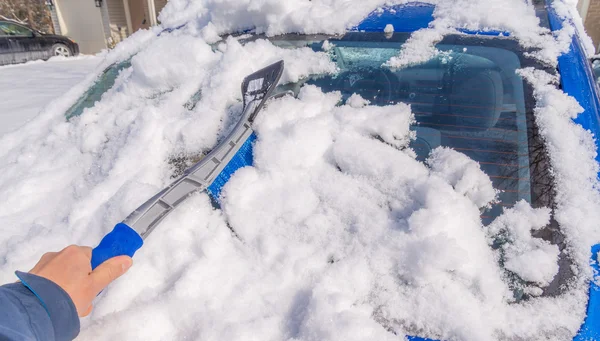 Eliminación de nieve del cuerpo del coche — Foto de Stock