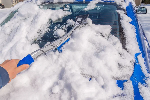 Eliminación de nieve del cuerpo del coche — Foto de Stock