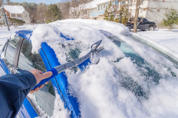 Remoção de neve do corpo do carro — Fotografia de Stock