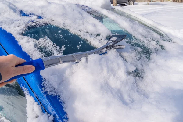 Remoção de neve do corpo do carro — Fotografia de Stock