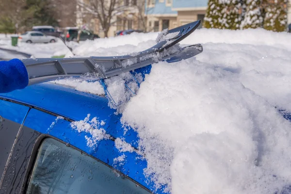 車のボディから除雪 — ストック写真