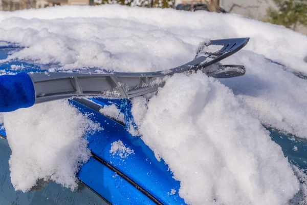 車のボディから除雪 — ストック写真