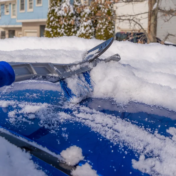 Eliminación de nieve del cuerpo del coche — Foto de Stock