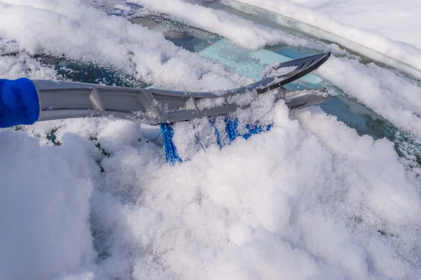 Snow removal from car body — Stock Photo, Image