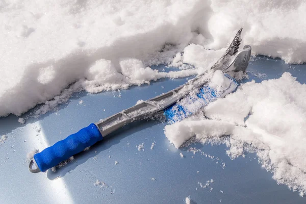 Remoção de neve do corpo do carro — Fotografia de Stock