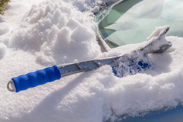 Eliminación de nieve del cuerpo del coche — Foto de Stock