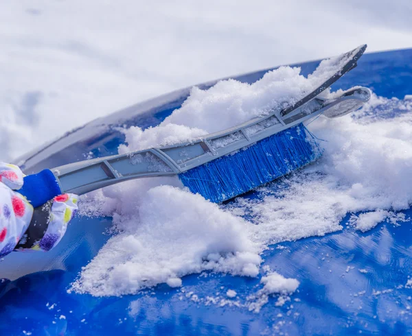 Remoção de neve do corpo do carro — Fotografia de Stock