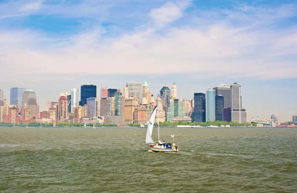 Yacht à voile au premier plan de Manhattan Photo De Stock