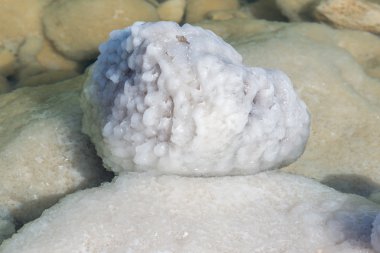 Ölü Deniz tuzlu kayalar