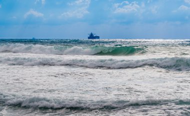 Deniz fırtınası içinde kargo gemisi