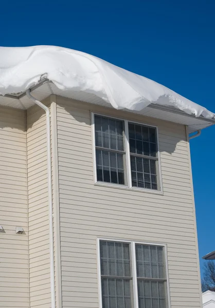 Cumulo di neve sul tetto — Foto Stock