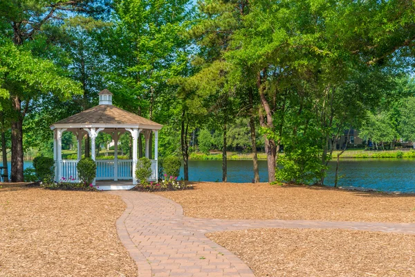 Gazebo no lago — Fotografia de Stock