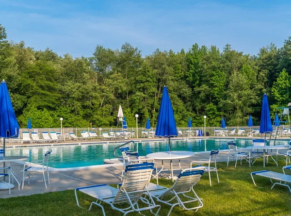 Piscina comunitaria Fotos De Stock Sin Royalties Gratis