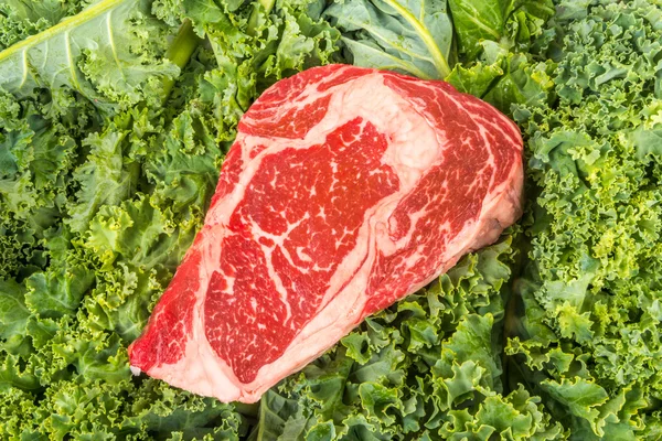 Beef rib eye on the salad leafs — Stock Photo, Image