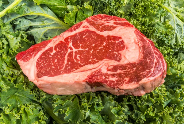 Sığır eti biftek salata üzerinde yapraklar