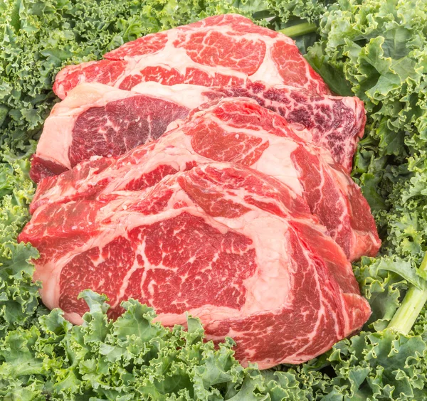 Beef entrecôte på salladen leafs — Stockfoto