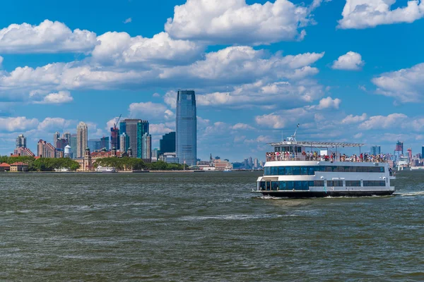 Båt med Jersey City på bakgrund — Stockfoto