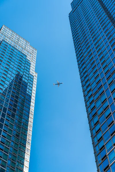 Arranha-céus e avião — Fotografia de Stock