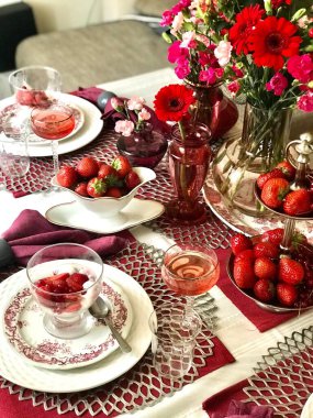 Çiçekli yaz masası ayarı