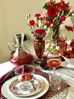 Çiçekli yaz masası ayarı