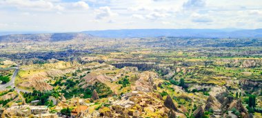 Uchisar kalesinin tepesinden çekilmiş manzara fotoğrafı. Uchisar Kalesi 'ndeki tüm Kapadokya üst görüntüsünün fotoğrafı..