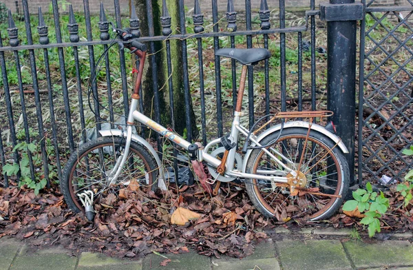 Amsterdam Netherlands January 2015 Old Bicycle Locked Bars Rusty Old — Stock Photo, Image